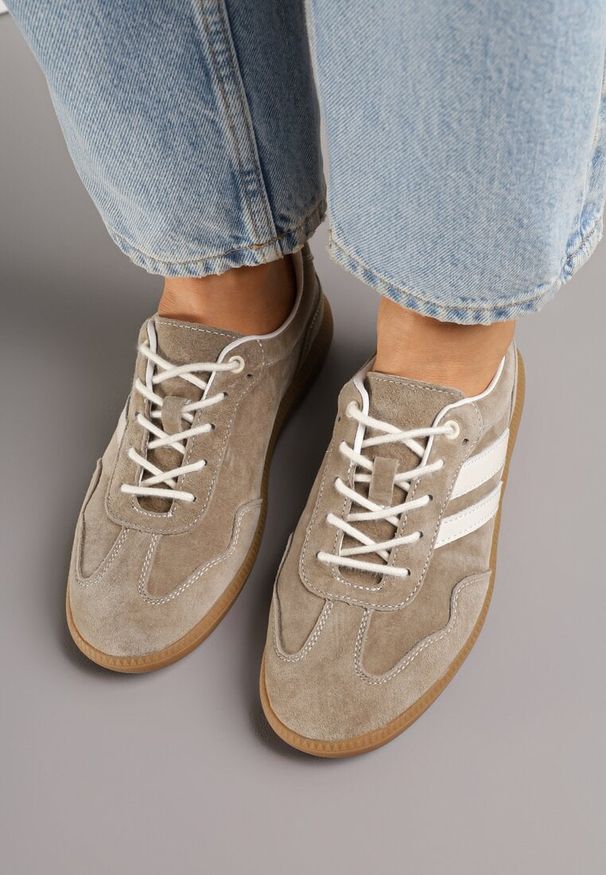 Renee - Ciemnobeżowe Sneakersy Tenisówki ze Skórzaną Wkładką Ozdobione Paskami Melioressa. Okazja: na co dzień. Zapięcie: pasek. Kolor: beżowy. Materiał: skóra. Wzór: aplikacja