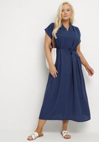 Born2be - Granatowa Wiskozowa Sukienka Pudełkowa z Cienkim Paskiem i Kieszeniami Lumivorae. Okazja: na co dzień. Kolekcja: plus size. Kolor: niebieski. Materiał: wiskoza. Typ sukienki: proste, dla puszystych. Styl: elegancki, casual #6