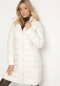 Born2be - Jasnobeżowa Kurtka Pikowana o Długim Kroju z Kapturem i Dwustronnym Suwakiem Sanasira. Okazja: na co dzień. Typ kołnierza: kaptur. Kolor: beżowy. Materiał: jeans, polar. Długość: długie. Styl: casual #1