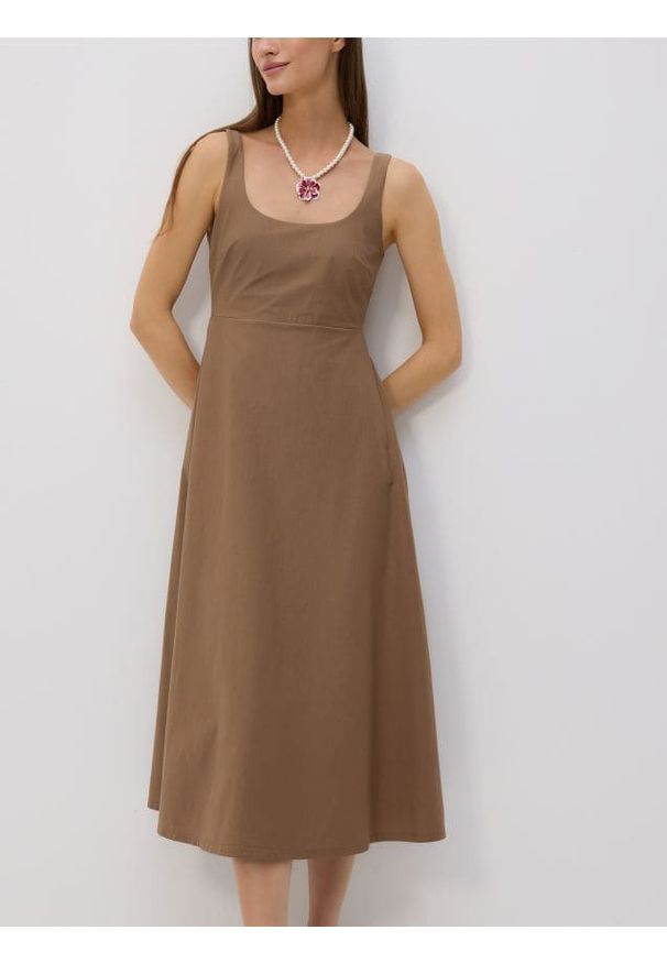 Reserved - Sukienka midi - brązowy. Kolor: brązowy. Materiał: tkanina. Wzór: gładki. Długość: midi