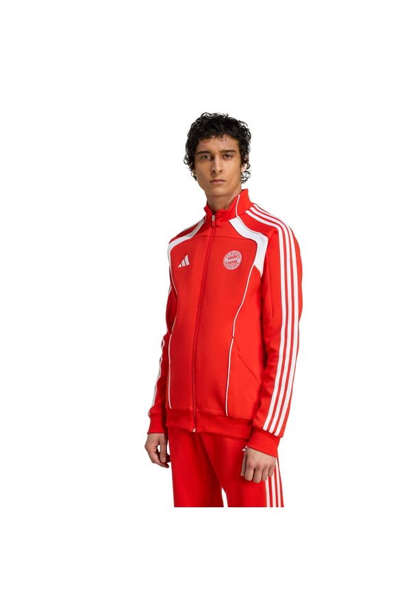 Adidas - Kurtka dresowa Bayern Monachium UBP 2025/26. Kolor: czerwony, wielokolorowy, biały. Materiał: dresówka. Sport: piłka nożna