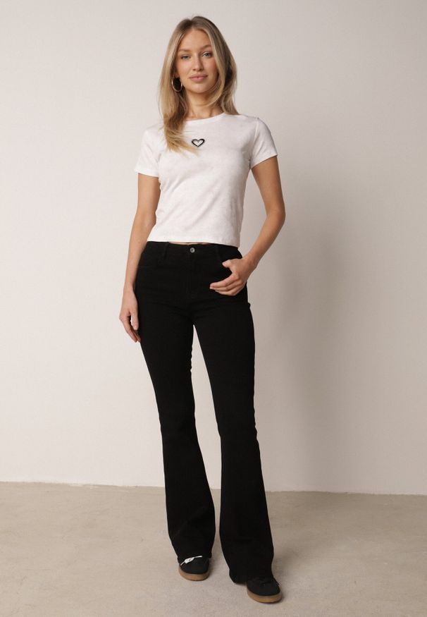 Born2be - Biały Bawełniany T-shirt z Cyrkoniowym Sercem Arielin. Okazja: na co dzień. Kolor: biały. Materiał: bawełna. Wzór: aplikacja. Styl: casual, klasyczny, sportowy