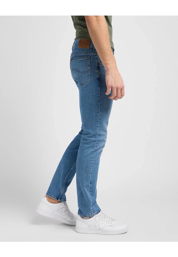 Lee - MĘSKIE SPODNIE JEANSOWE LEE RIDER DOWNTOWN 112342258. Okazja: na co dzień. Styl: klasyczny, casual, elegancki