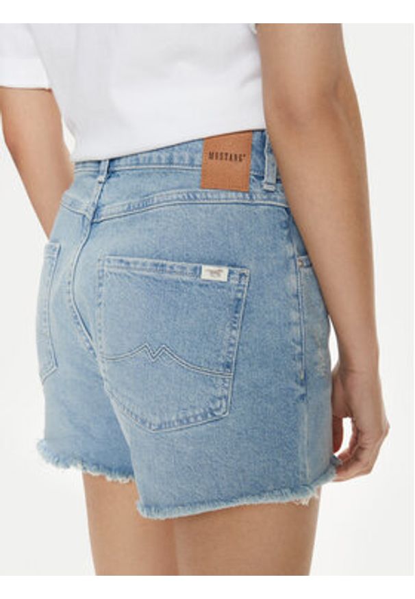 Mustang Szorty jeansowe Carrie 1015223 Niebieski Regular Fit. Kolor: niebieski. Materiał: bawełna