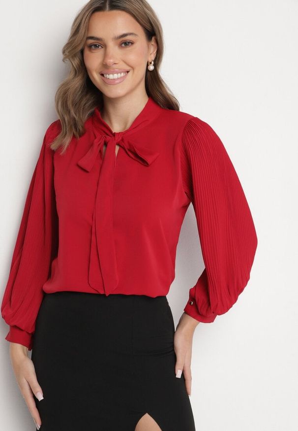 Born2be - Czerwona Bluzka z Bufiastymi Rękawami i Wiązaniem przy Szyi Gonithra. Okazja: na co dzień. Kolor: czerwony. Materiał: jeans. Styl: klasyczny, casual