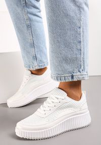 Renee - Białe Sneakersy na Platformie Ozdobione Nitami i Patchworkowymi Wstawkami Jeneria. Kolor: biały. Wzór: aplikacja. Obcas: na platformie #4