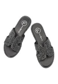 Czarne Klapki Filippo Modne Obuwie Damskie. Okazja: na co dzień. Kolor: czarny. Materiał: materiał. Wzór: aplikacja. Obcas: na płaskiej podeszwie. Styl: elegancki, casual #2
