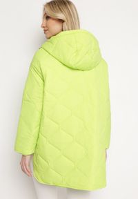 Born2be - Zielona Kurtka Oversize z Kapturem z Ozdobnym Pikowaniem i Rozcięciem Klimella. Typ kołnierza: kaptur. Kolor: zielony. Styl: elegancki #3