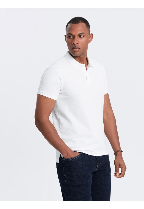 Ombre Clothing - Jednokolorowa koszulka męska polo BASIC z dzianiny pique - biała V4. Okazja: na co dzień. Typ kołnierza: polo. Kolor: biały. Materiał: dzianina. Wzór: haft, aplikacja, jednolity. Styl: sportowy, wizytowy, casual