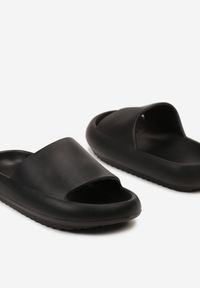 Born2be - Czarne Jednolite Klapki z Lekkiej Pianki z Szerokim Paskiem Lanthe. Okazja: na plażę, na co dzień. Kolor: czarny. Materiał: len. Wzór: jednolity. Sezon: lato. Styl: casual #4