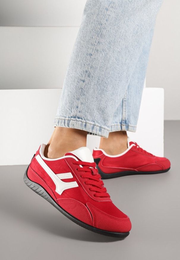 Renee - Czerwone Sneakersy z Geometrycznym Motywem Arpolia. Okazja: na co dzień. Kolor: czerwony. Materiał: jeans. Wzór: geometria