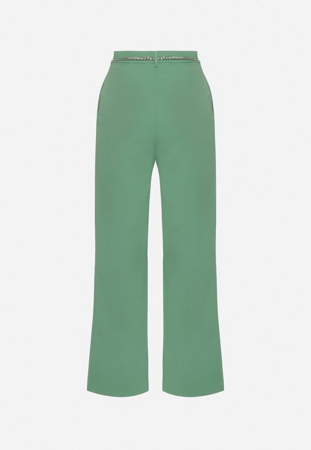 Born2be - Zielone Szerokie Spodnie Zapinane z boku na Suwak z Ozdobnym Łańcuchem Grazioso. Okazja: do pracy, na spotkanie biznesowe. Kolor: zielony. Materiał: satyna. Styl: klasyczny, biznesowy, elegancki