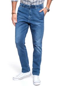 Mustang - SPODNIE MĘSKIE MUSTANG RealX Chino DENIM BLUE 1008081 5000 582. Okazja: na co dzień, na spacer. Wzór: nadruk. Sezon: lato. Styl: klasyczny, casual #6