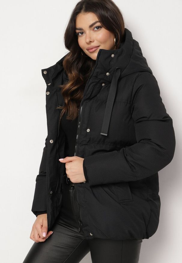 Born2be - Czarna Kurtka Pikowana z Kapturem Vertigara. Okazja: na co dzień. Typ kołnierza: kaptur. Kolor: czarny. Materiał: jeans, dzianina. Styl: elegancki, casual