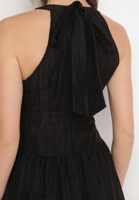 Born2be - Czarna Rozkloszowana Sukienka z Tłoczonej Tkaniny z Wiązaniem z Tyłu Nimioretta. Okazja: na wesele, na imprezę, na ślub cywilny. Kolor: czarny. Materiał: tkanina. Wzór: aplikacja. Typ sukienki: rozkloszowane. Styl: elegancki #2