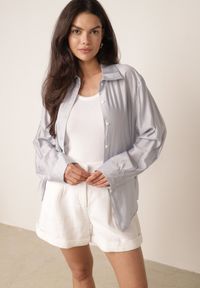 Born2be - Jasnoniebieska Koszula na Lato z Luźnej Cienkiej Tkaniny z Wiskozą Phoebope. Okazja: na co dzień. Kolor: niebieski. Materiał: tkanina, wiskoza. Długość: długie. Sezon: lato. Styl: elegancki, casual #1