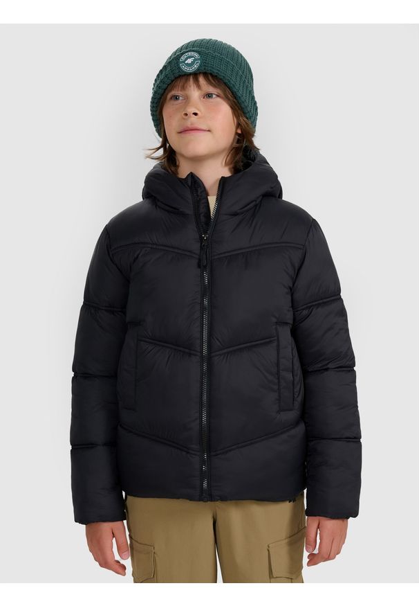 4f - 4F Kurtka puchowa z wypełnieniem syntetycznym chłopięca - czarna 146 (10-11 lat). Okazja: na co dzień. Typ kołnierza: kaptur. Kolor: czarny. Materiał: puch, syntetyk. Sezon: lato. Styl: casual, klasyczny, sportowy