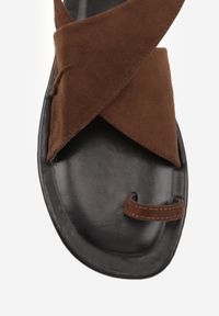 Born2be - Brązowe Płaskie Sandały VICES z Imitacji Zamszu z Paskiem na Duży Palec Zepae. Okazja: do pracy, na co dzień. Zapięcie: pasek. Kolor: brązowy. Materiał: zamsz. Sezon: lato. Styl: elegancki, klasyczny, casual #9