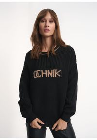 Ochnik - Czarny sweter damski z logo OCHNIK. Kolor: czarny. Materiał: materiał. Długość: długie. Wzór: napisy. Styl: elegancki #1