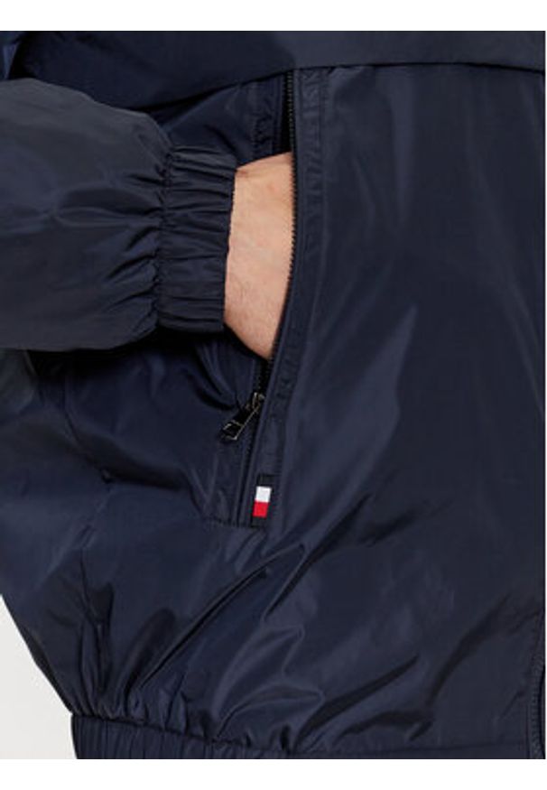 TOMMY HILFIGER - Tommy Hilfiger Kurtka przejściowa MW0MW31641 Granatowy Regular Fit. Kolor: niebieski. Materiał: syntetyk