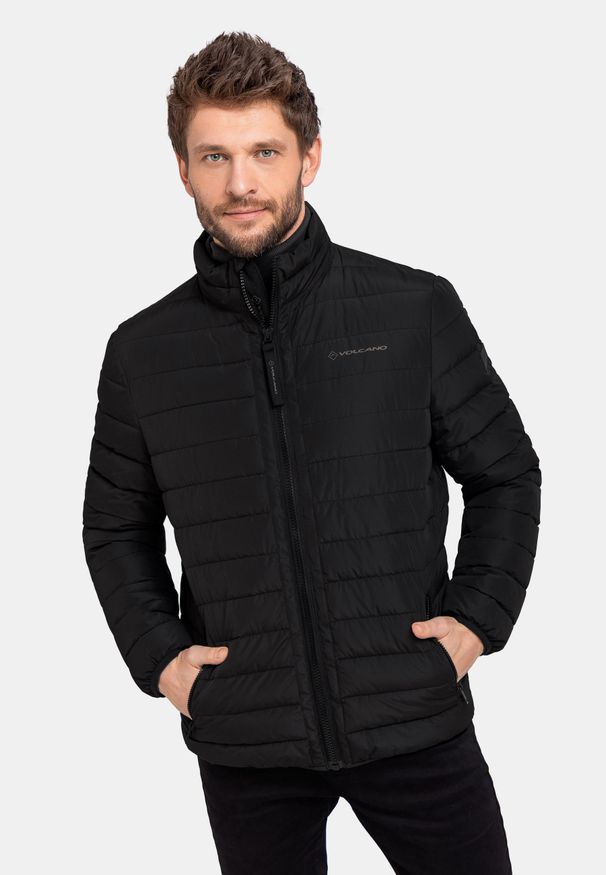 Volcano - Pikowana kurtka z wypełnieniem Sorona J-BENZ. Okazja: na co dzień. Typ kołnierza: kołnierzyk stójkowy. Kolor: czarny. Materiał: dzianina, włókno, materiał. Długość: krótkie. Wzór: napisy. Styl: casual