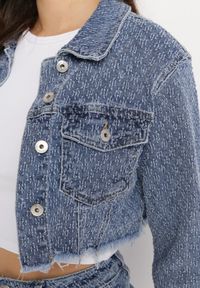 Born2be - Granatowa Jeansowa Kurtka o Krótkim Kroju z Metalowymi Guzikami i Kieszeniami Enipiria. Okazja: na co dzień. Kolor: niebieski. Materiał: jeans. Długość: krótkie. Wzór: aplikacja. Styl: casual #5