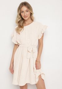 Born2be - Jasnobeżowa Sukienka Ozdobiona Falbankami i Paskiem Izulira. Typ kołnierza: kołnierz z falbankami. Kolor: beżowy. Wzór: aplikacja. Styl: elegancki