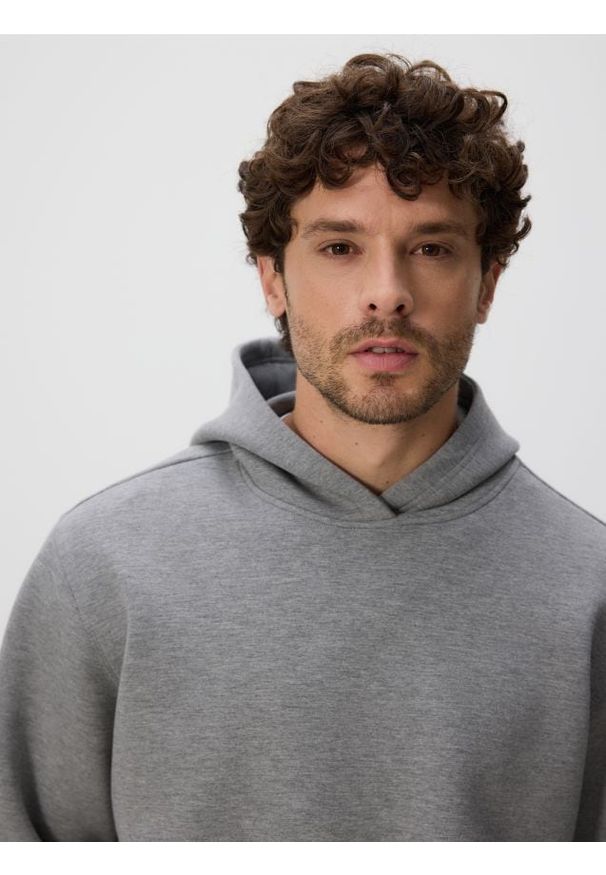 Reserved - Bluza regular z kapturem - jasnoszary. Typ kołnierza: kaptur. Kolor: szary. Materiał: dzianina. Wzór: gładki