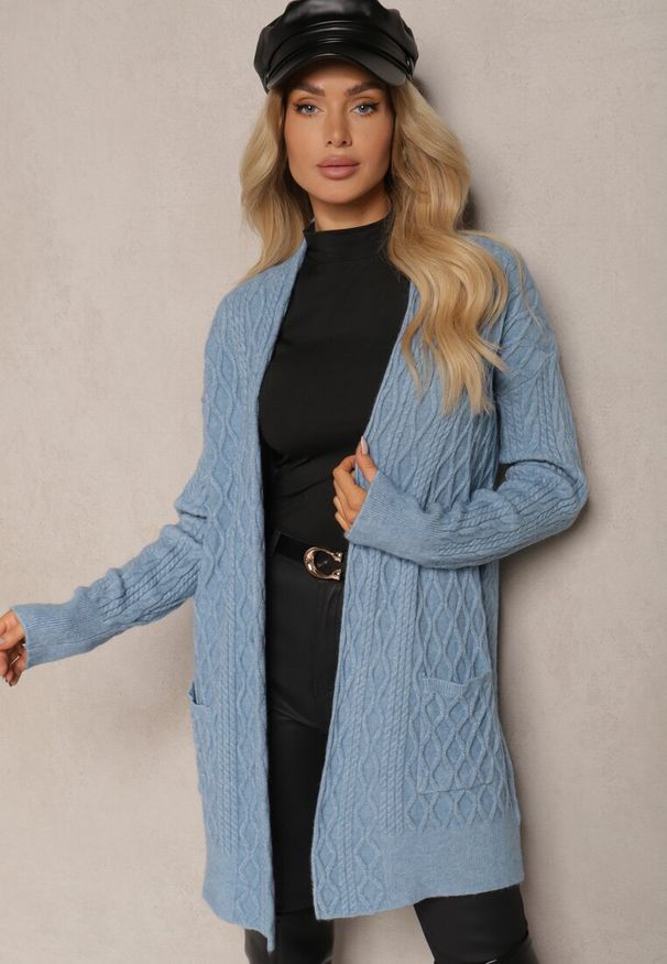 Renee - Niebieski Kardigan Nierozpinany o Długim Kroju Ozdobiony Tłoczeniem Vailithe. Okazja: na co dzień, na spacer. Kolor: niebieski. Materiał: jeans. Długość: długie. Wzór: aplikacja. Styl: elegancki, casual