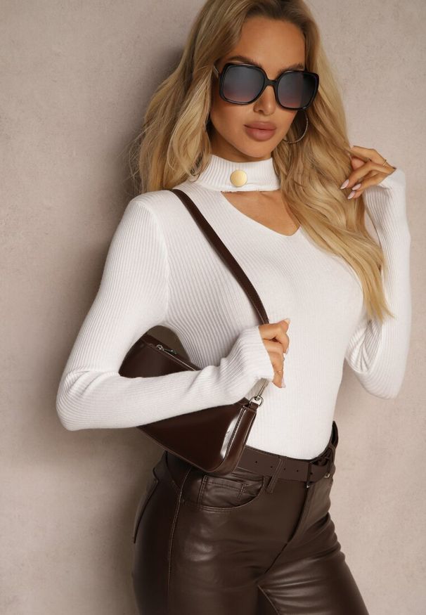 Renee - Biały Sweter Golf z Ozdobnym Wycięciem Przy Dekolcie Erticia. Typ kołnierza: golf. Kolor: biały. Sezon: zima