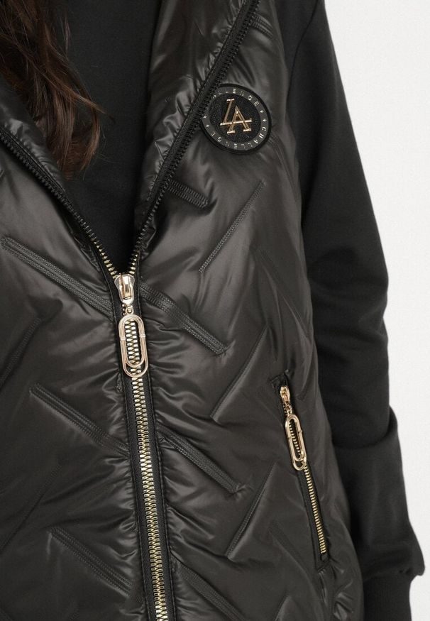 Born2be - Czarna Pikowana Kamizelka z Kapturem i Ozdobną Naszywką Liselilia. Okazja: na co dzień. Typ kołnierza: kaptur. Kolor: czarny. Materiał: jeans. Wzór: aplikacja. Styl: elegancki, casual, sportowy