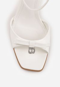 Born2be - Białe Eleganckie Sandały VICES na Szpilce z Kokardą i Aplikacją z Cyrkoniami Melirea. Okazja: do pracy, na spotkanie biznesowe. Zapięcie: pasek. Kolor: biały. Wzór: aplikacja. Obcas: na szpilce. Styl: elegancki #8