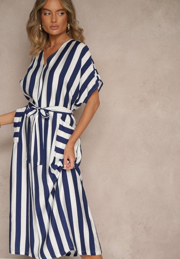 Renee - Niebieska Pudełkowa Sukienka z Wiskozą z Motywem Pasków i Wiązaniem Lumierae. Okazja: na co dzień. Kolor: niebieski. Materiał: wiskoza. Styl: elegancki, casual