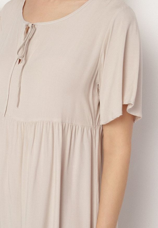 Born2be - Jasnobeżowa Sukienka z Bawełny o Rozkloszowanym Kroju z Wiązaniem przy Dekolcie Mepilea. Okazja: na co dzień. Kolor: beżowy. Materiał: bawełna. Długość rękawa: krótki rękaw. Sezon: wiosna, lato. Typ sukienki: rozkloszowane. Styl: klasyczny, casual, elegancki