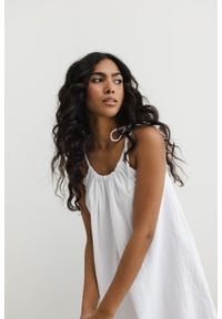Marsala - Sukienka BAWEŁNIANA w kolorze CLASSIC WHITE - GABBY-M/L. Materiał: bawełna. Wzór: gładki. Typ sukienki: w kształcie A. Długość: mini