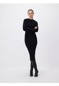 Reserved - Prążkowana sukienka z wiskozą - czarny. Kolor: czarny. Materiał: prążkowany, wiskoza