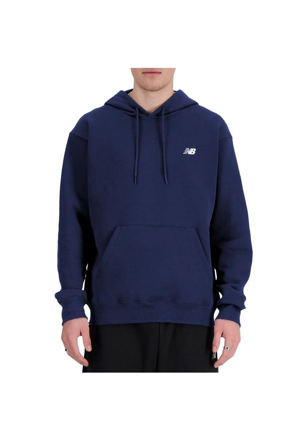 Bluza New Balance MT41508NNY - granatowa. Okazja: na co dzień. Kolor: niebieski. Materiał: bawełna, poliester, tkanina, dresówka. Wzór: aplikacja. Styl: klasyczny, casual