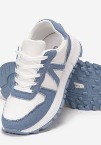 Born2be - Biało-Niebieskie Sneakersy Ozdobione Wstawkami Anguethan. Nosek buta: okrągły. Zapięcie: sznurówki. Kolor: biały. Materiał: materiał. Wzór: aplikacja. Obcas: na obcasie. Wysokość obcasa: niski