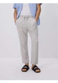 Reserved - Spodnie carrot z lnem - jasnoszary. Kolor: szary. Materiał: len #1