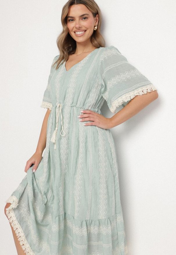 Born2be - Miętowa Bawełniana Sukienka Boho o Rozkloszowanym Kroju z Wiązaniem i Haftem Korithira. Okazja: na co dzień, na spacer. Typ kołnierza: dekolt w serek. Kolor: miętowy. Materiał: bawełna. Wzór: haft. Sezon: lato. Typ sukienki: rozkloszowane. Styl: boho