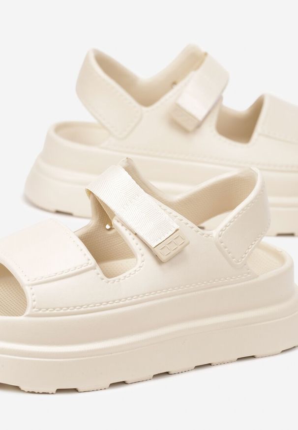 Born2be - Beżowe Piankowe Sandały Chunky na Grubej Podeszwie z Zapięciem na Rzep Obenae. Okazja: na co dzień. Zapięcie: rzepy. Kolor: beżowy. Sezon: lato. Styl: casual