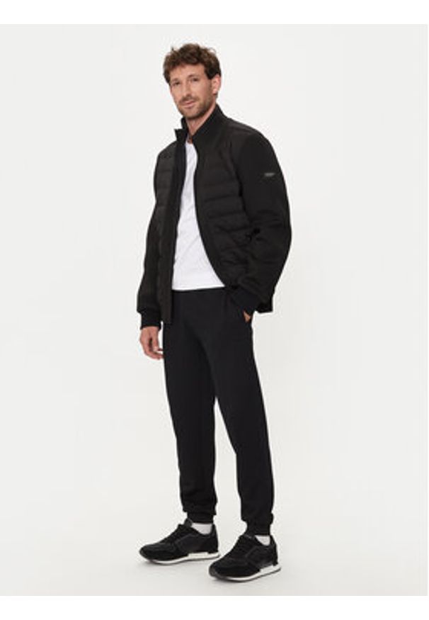 Guess Spodnie dresowe Z4YB03 KC3D2 Czarny Regular Fit. Kolor: czarny. Materiał: syntetyk, bawełna