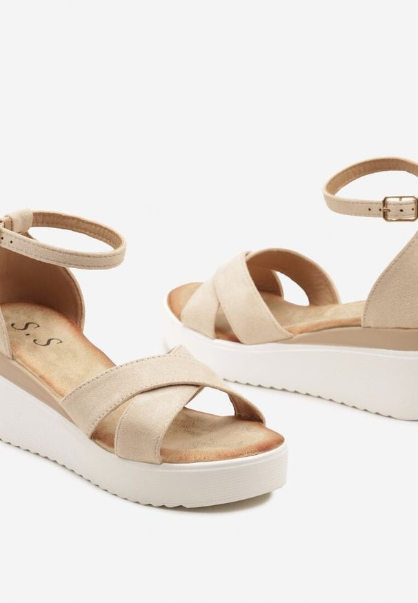 Born2be - Beżowe Sandały na Koturnie i Platformie Zapinane na Sprzączkę Effiene. Zapięcie: sprzączka. Kolor: beżowy. Sezon: lato. Obcas: na koturnie. Styl: elegancki