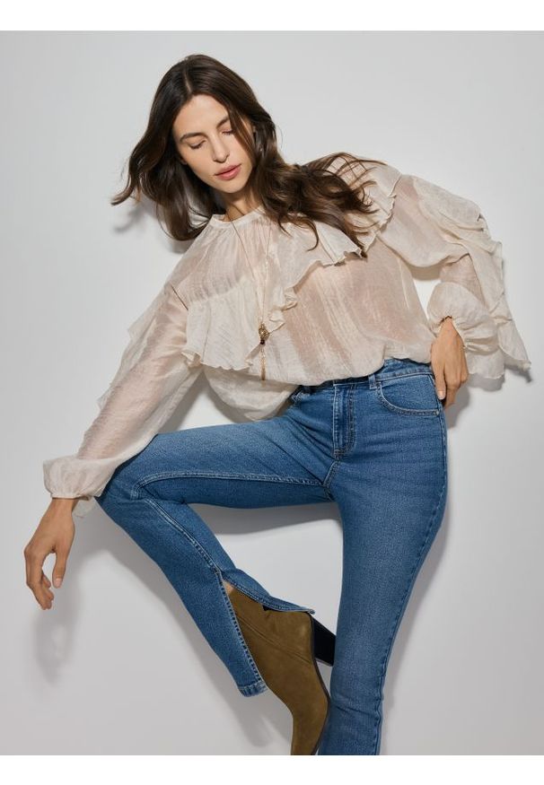 Reserved - Jeansy slim fit z rozcięciem - niebieski. Kolor: niebieski