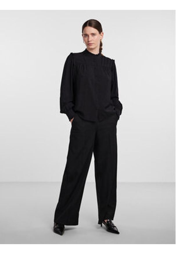 YAS Koszula 26030892 Czarny Regular Fit. Kolor: czarny. Materiał: wiskoza