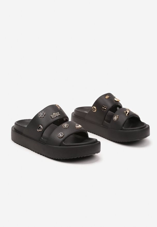 Born2be - Czarne Klapki na Grubej Podeszwie z Metalicznymi Ozdobami 3D Zarines. Okazja: na co dzień. Kolor: czarny. Materiał: jeans. Wzór: aplikacja. Styl: elegancki, casual