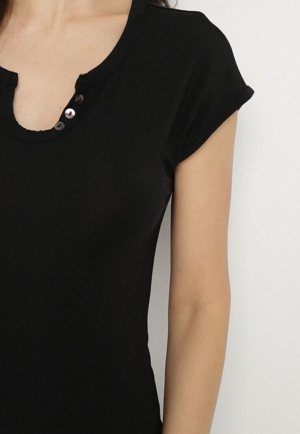 Born2be - Czarny T-shirt o Dopasowanym Kroju z Wycięciem i Guzikami przy Dekolcie Ballirea. Okazja: na co dzień. Kolor: czarny. Materiał: jeans. Wzór: aplikacja. Styl: elegancki, casual