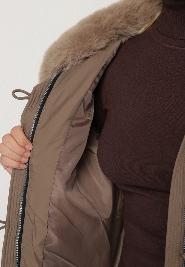 Born2be - Brązowa Puchowa Kurtka Pikowana z Futrzanym Kołnierzem Lanivela. Okazja: na spotkanie biznesowe, do pracy, na co dzień. Kolekcja: plus size. Kolor: brązowy. Materiał: puch, futro. Styl: biznesowy, casual