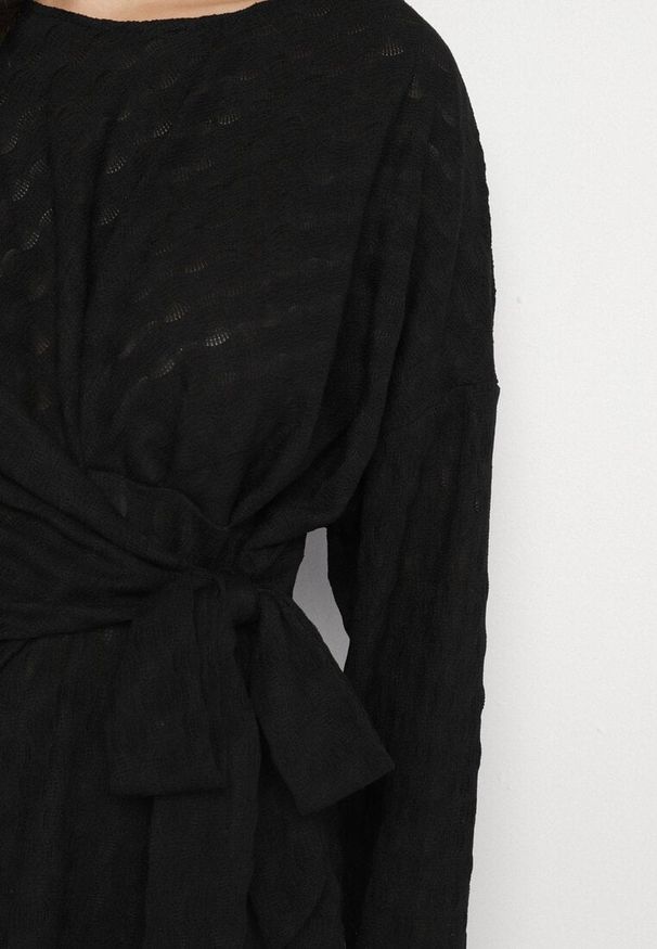 Born2be - Czarny Komplet Szerokie Spodnie i Bluzka z Ozdobnym Wiązaniem Cilinne. Kolor: czarny. Materiał: materiał