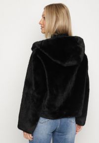 Born2be - Czarna Kurtka Futrzana z Nieodpinanym Kapturem Lanasia. Okazja: na co dzień. Kolor: czarny. Materiał: futro. Styl: casual, elegancki #4